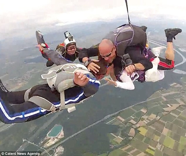 Apaixonados se casam no ar durante salto de paraquedas