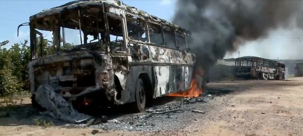Moradores incendiam galpão e ônibus após triplo assassinato