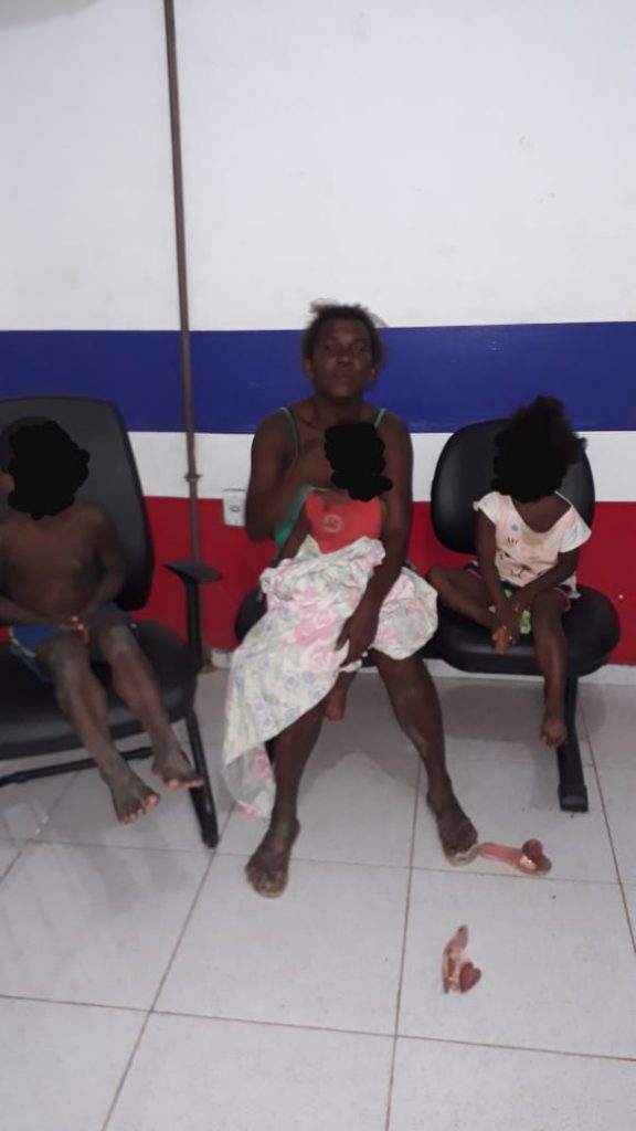 Mãe é presa por abandonar crianças pequenas sem água e comida em casa