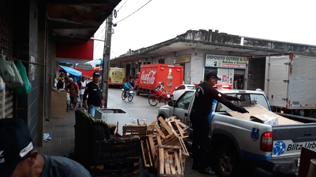 Moradores de rua são retirados de prédio abandonado