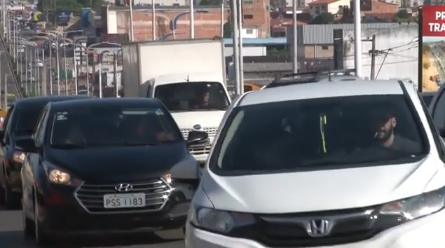 Trânsito na Avenida Jerônimo de Albuquerque atrapalha os motoristas