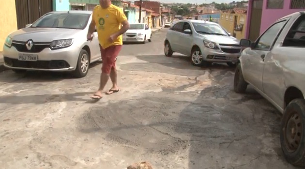 Moradores do Bequimão ajeitam ruas esburacadas