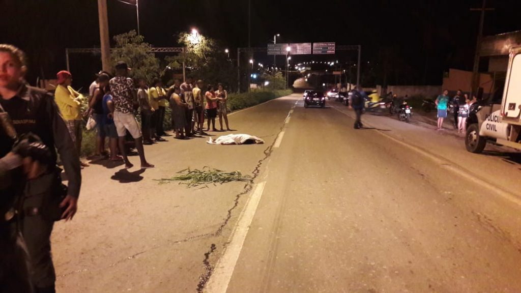Idosa de 71 anos morre atropelada na BR-135
