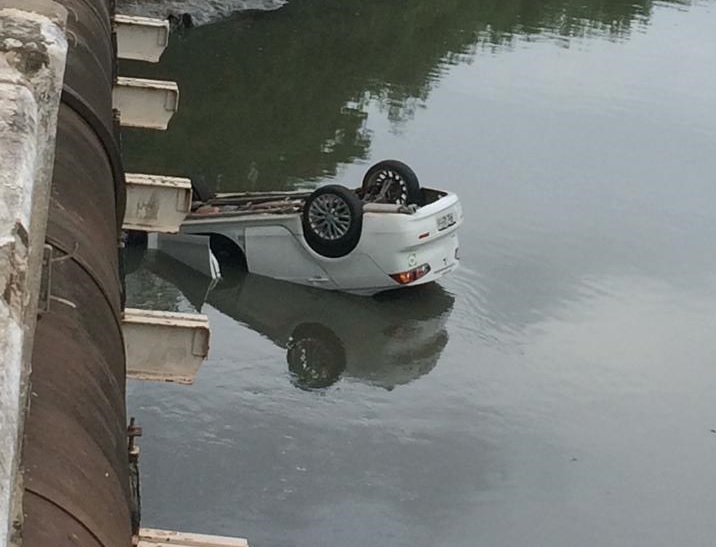 Condutora perde controle de veículo e cai da Ponte do Caratatiua