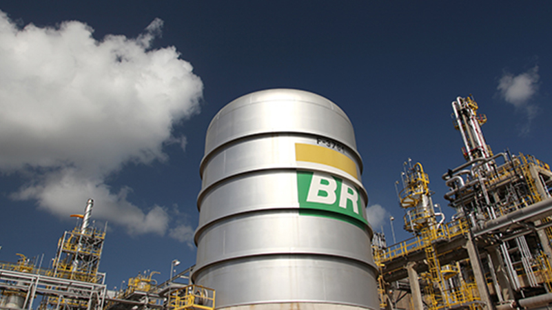 Petrobras reduz preço da gasolina pela terceira vez consecutiva nas refinarias
