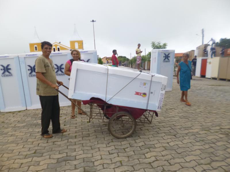 Cemar realiza a troca de geladeiras usadas por novas no interior