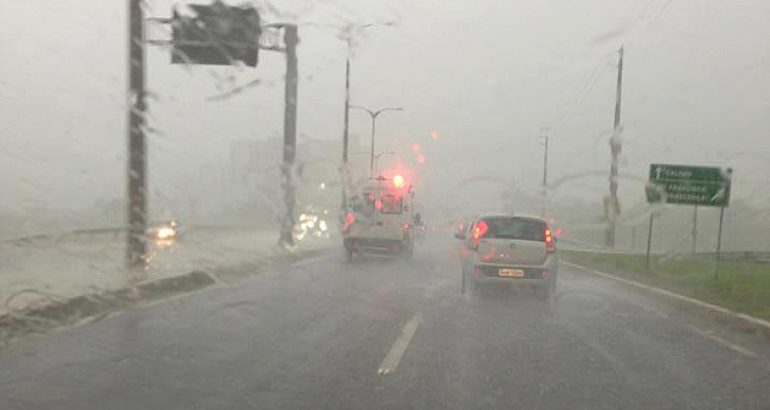 São Luís amanhece com forte chuva e causa alagamentos
