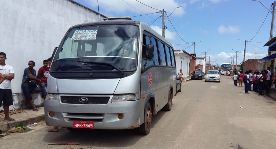 Criança é atropelada por van após descer de ônibus escolar no Nova Terra