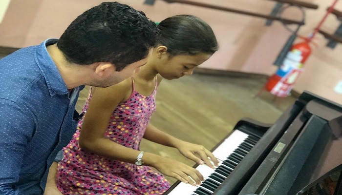 Curso de piano e coral gratuito para crianças no teatro
