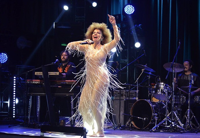 Vanessa da Mata e Dudu Nobre agitam último dia de carnaval