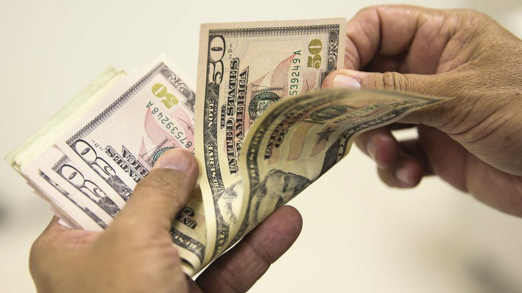 Dólar fecha no menor nível em três semanas