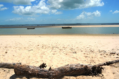 Embarcação repleta de cigarros é encontrada à deriva