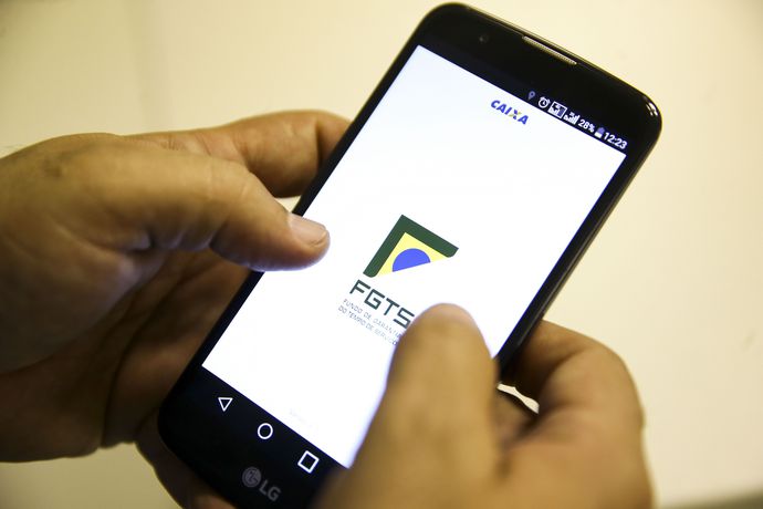 Departamento de Crimes Cibernéticos faz alerta a quem vai sacar FGTS