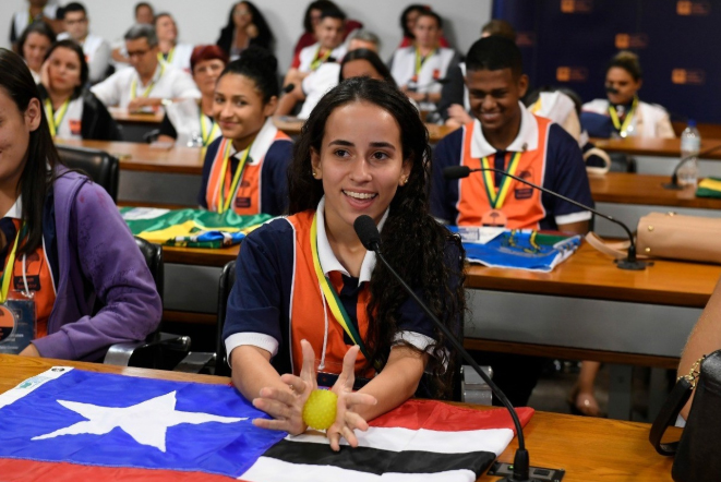 Estudante da Rede Estadual toma posse como Jovem Senadora em Brasília