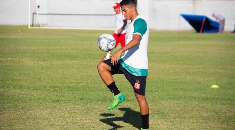 Imperatriz renova contrato com atacante Lucas Campos