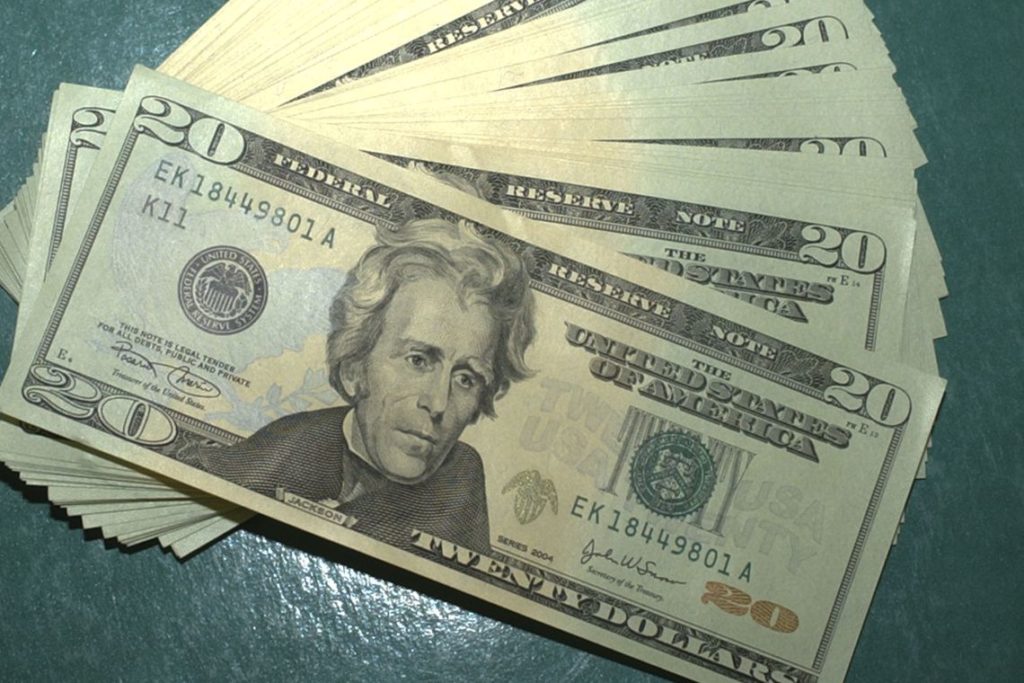 Dólar volta a fechar no segundo maior valor desde criação do real