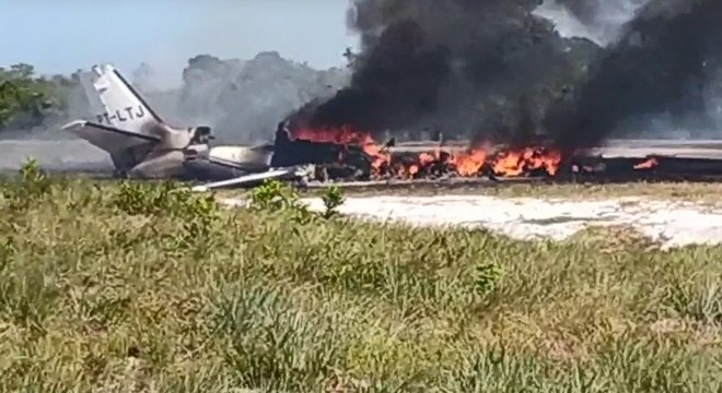 Uma pessoa morre e nove ficam feridas em queda de avião na Bahia