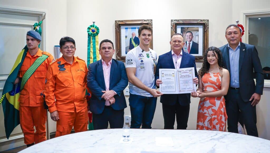 Governador concede a mais alta honraria do Corpo de Bombeiros a atleta olímpico maranhense que salvou jovem de afogamento