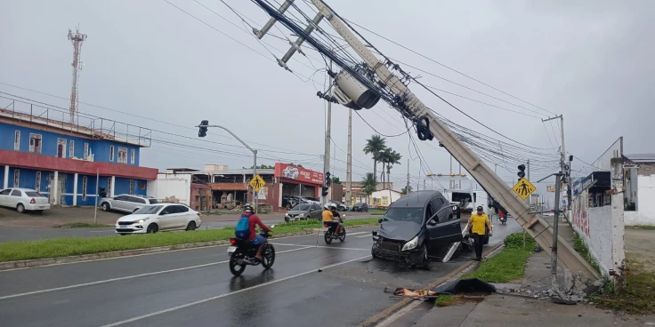 Motorista perde controle de carro e bate em poste na Estrada do Araçagy
