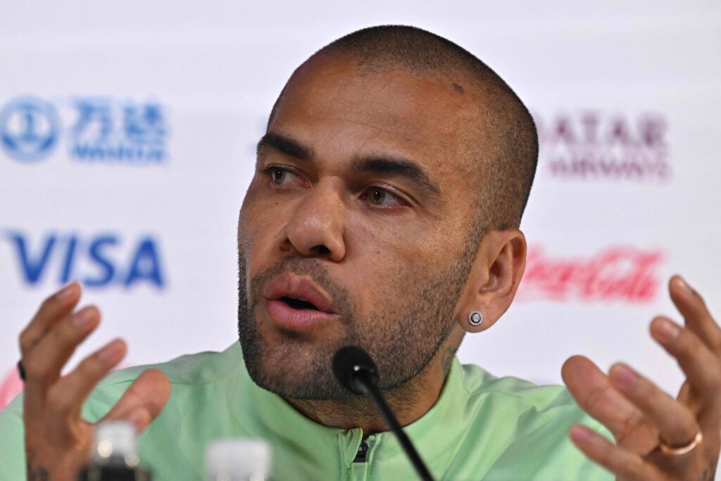 A Justiça da Espanha absolveu Daniel Alves da condenção por estupro