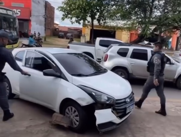 Suspeitos de assaltos abandonam carro após perseguição policial