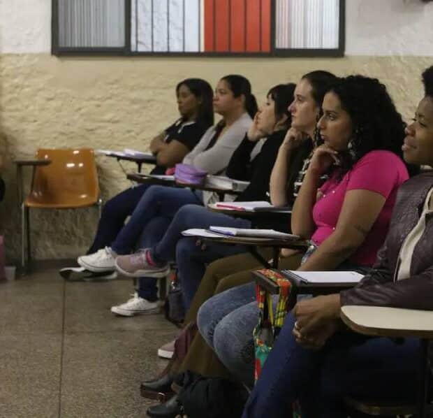 Rede de cursinhos populares dá bolsa de R$ 200 a estudantes