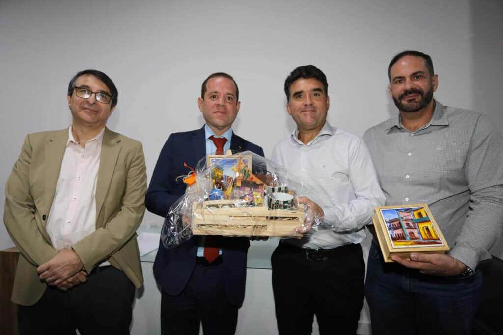 Conselheiro substituto da Anatel, Vinícius Caram, foi homenageado em São Luís pela ABEE-MA