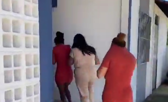 Mulheres são presas por aplicarem golpes em idosos, dentro de banco