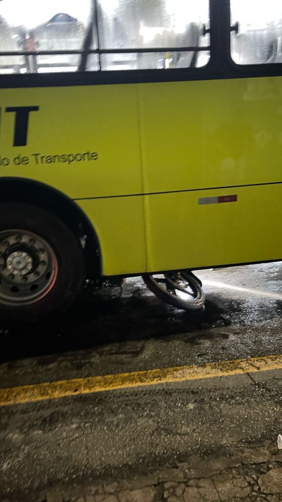 Motociclista tenta fugir da PM e acaba embaixo de ônibus, na Av. dos Franceses