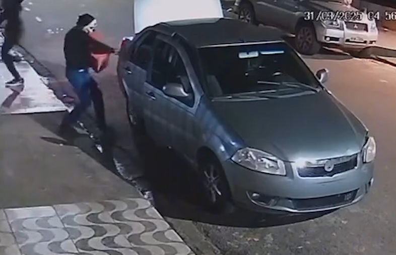 Assista! Bando arromba loja e leva mercadorias, no bairro Vicente Fialho