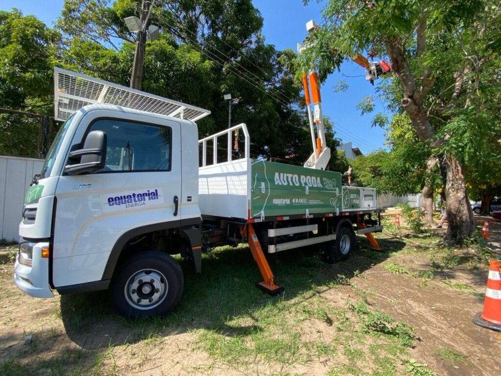 Novo caminhão de poda automática reforça segurança e eficiência na rede elétrica