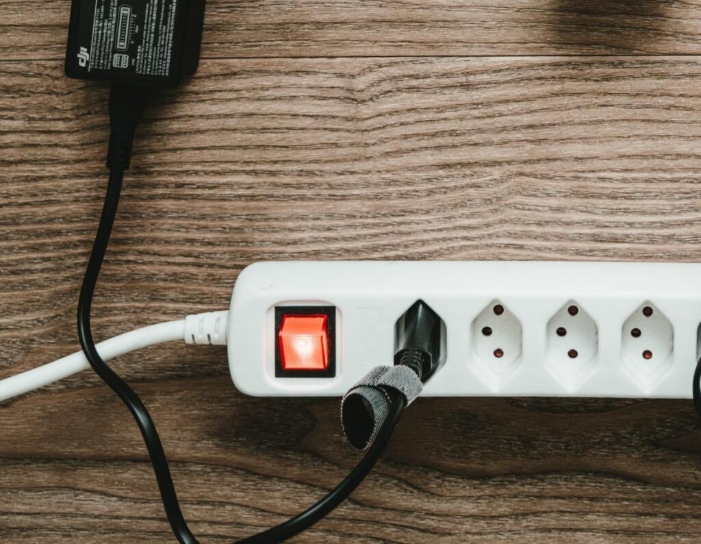 Curto-circuito em rede elétrica: conheça os riscos e proteja sua casa