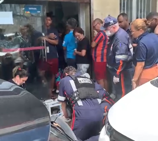 Vídeo! Homem passa mal e morre na porta de restaurante, no Centro de São Luís