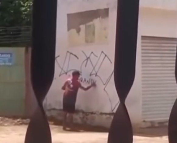 De novo! Homem que foi detido por pichar muro de escola é flagrado mais uma vez cometendo o mesmo crime