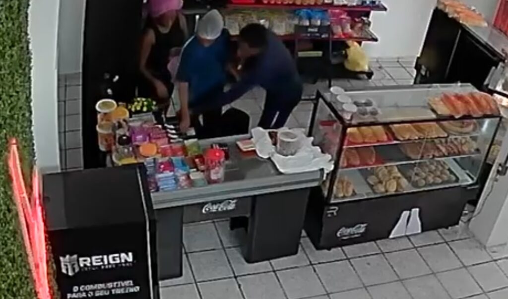 Vídeo! Suspeito entra em padaria e comete assalto, no Bequimão