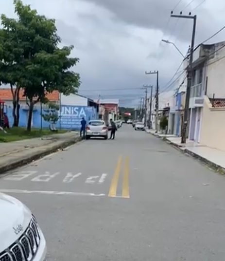 Assista! Trio rouba arma e carro de PM, no bairro do Vinhais