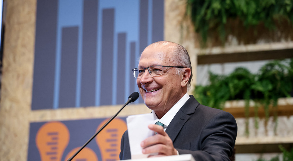 Vice-presidente Geraldo Alckmin é internado com dores abdominais, em Brasília