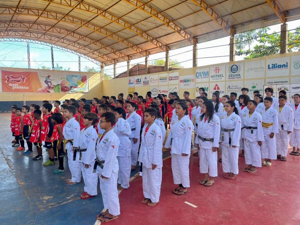 Alunos do Projeto Alvorada recebem uniformes, na cidade de Imperatriz