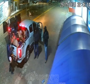 Assista! Criminosos explodem banco e fogem com dinheiro em Carolina