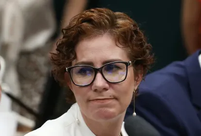 Alexandre de Moraes decreta prisão da deputada Carla Zambelli, que deixou o país