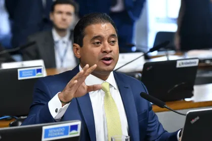Operação da PF atinge senador Weverton e mira fraude de R$ 100 milhões em descontos do INSS