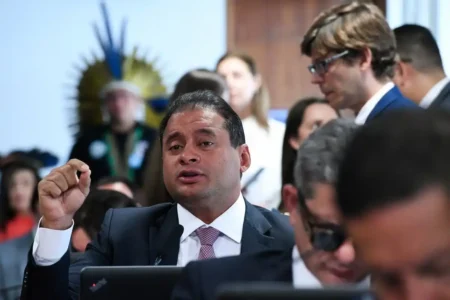 Ministro do STF nega prisão de senador Weverton Rocha, mas impõe restrições