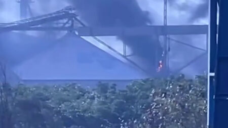 Fogo em silo de grãos mobiliza bombeiros no Porto do Itaqui