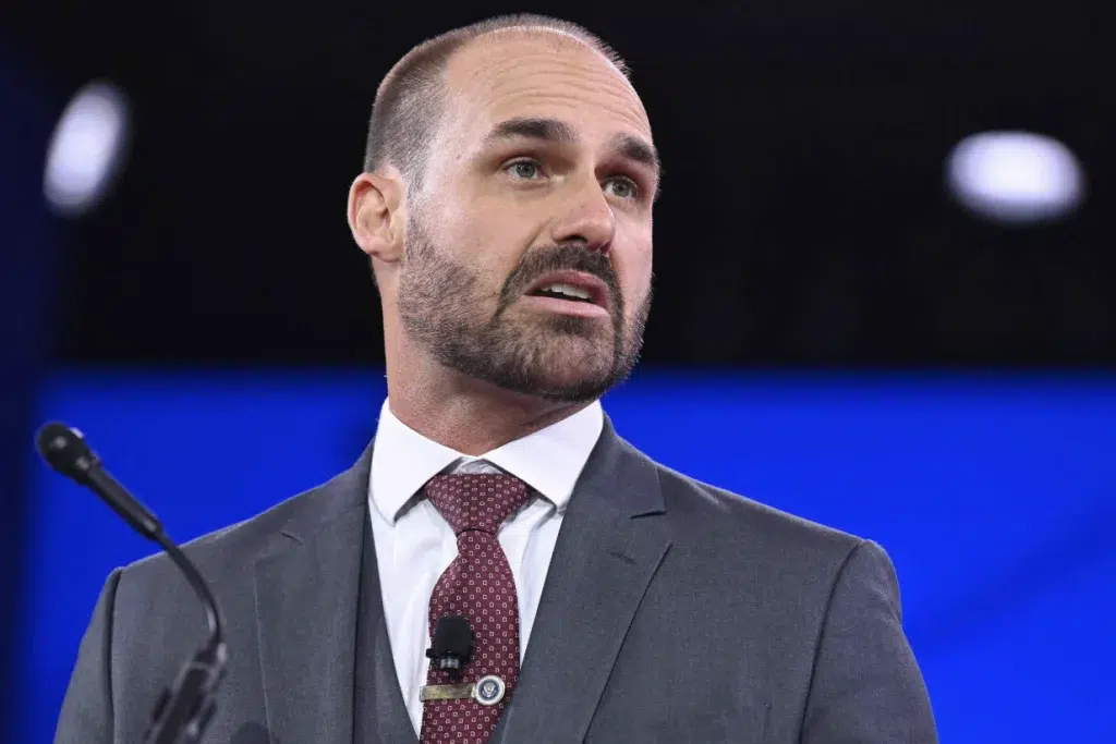 Eduardo Bolsonaro atribui a revogação de sanções a falhas de aliados no Brasil