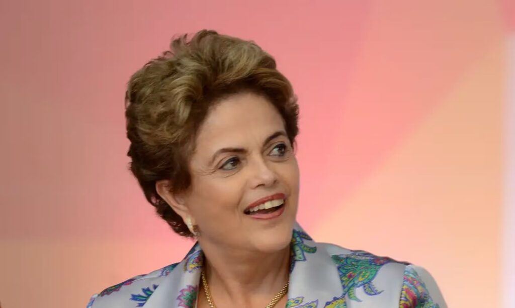 Tribunal condena União a pagar indenização mensal vitalícia a Dilma Rousseff