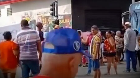 Moradores fecham via em protesto contra possível despejo em Paço do Lumiar