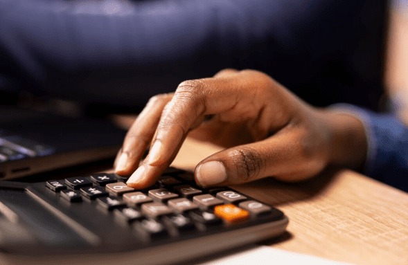Mulheres negras formam base da pirâmide de renda, aponta estudo da Fazenda