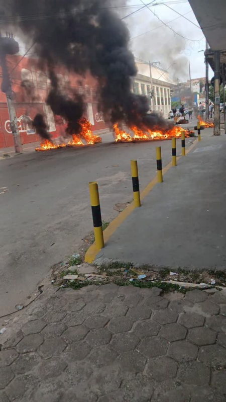 Feirantes fecham avenida central de São Luís em protesto contra prazo de mudança para novo mercado