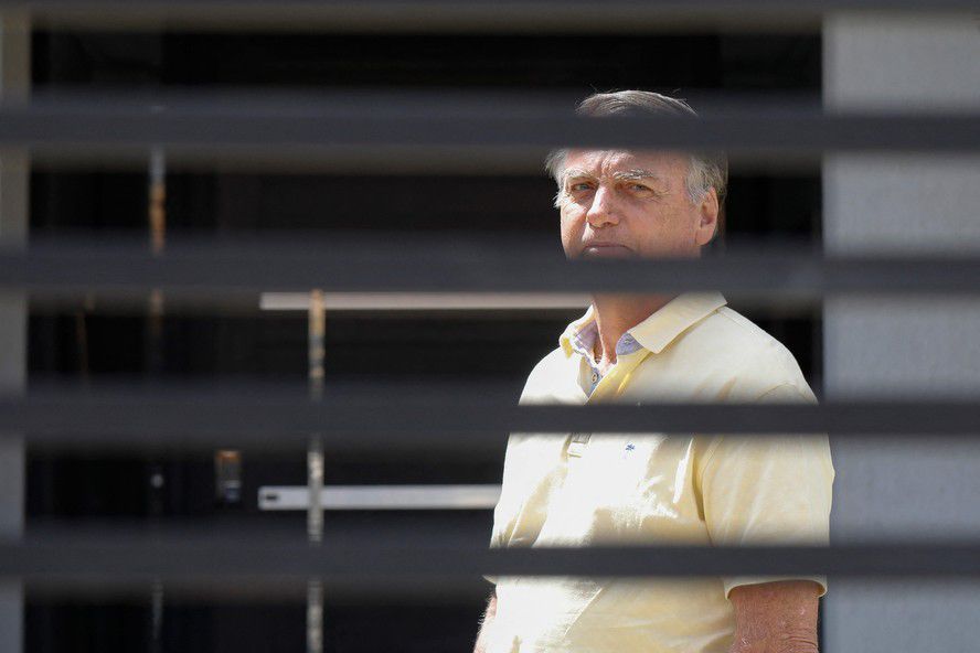 Defesa de Jair Bolsonaro pede prisão domiciliar por motivos de saúde; decisão está nas mãos de Alexandre de Moraes
