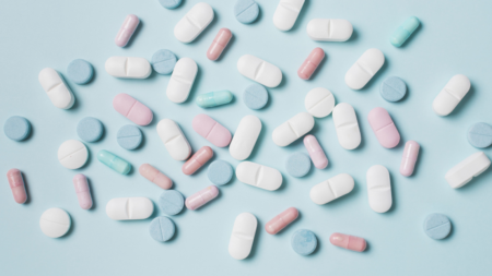 Uso indiscriminado de antibióticos na pandemia eleva resistência bacteriana e ameaça recém-nascidos